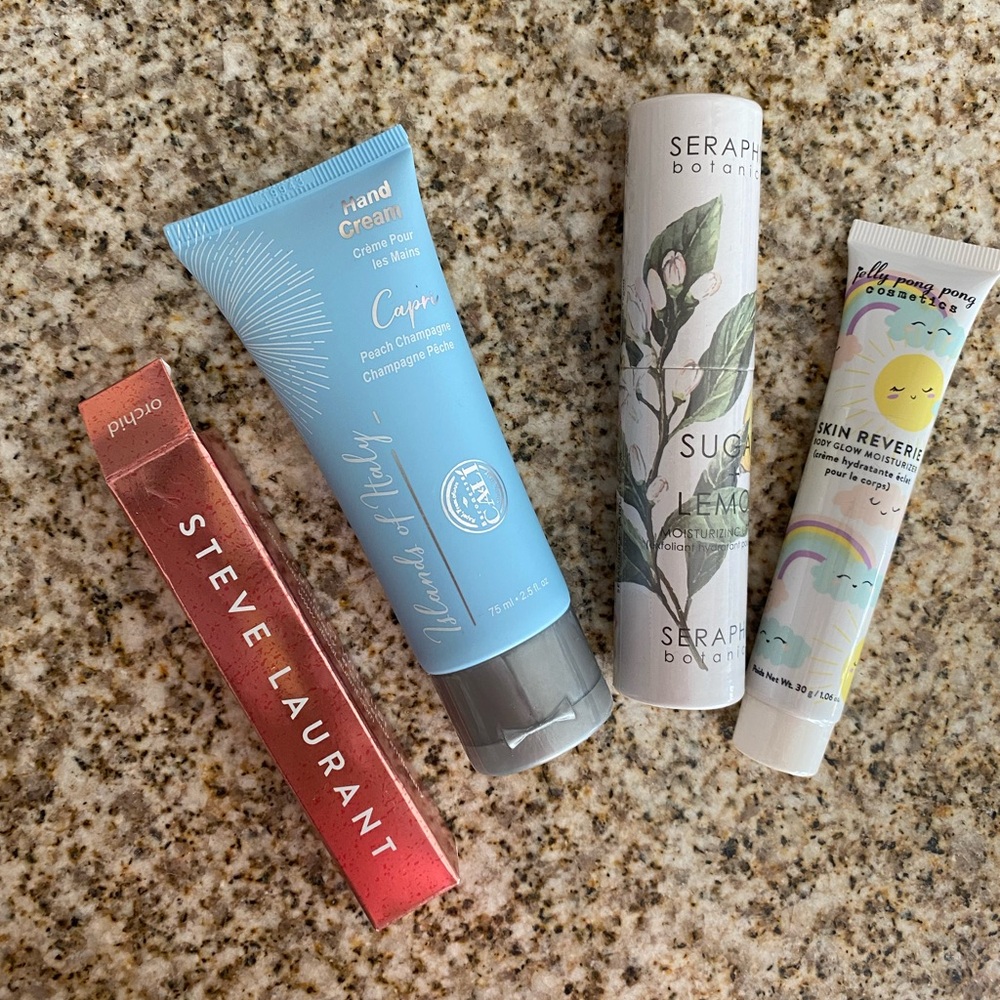 NWT Four Piece Moisturizing Bundle💕🩷